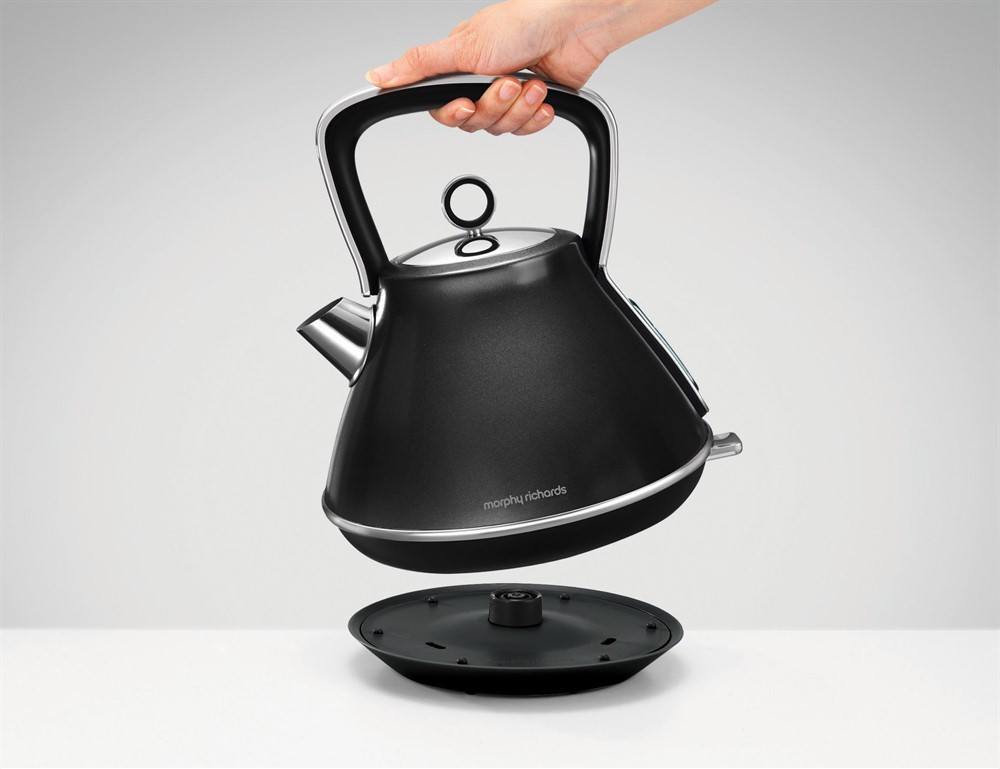 black pyramid kettle
